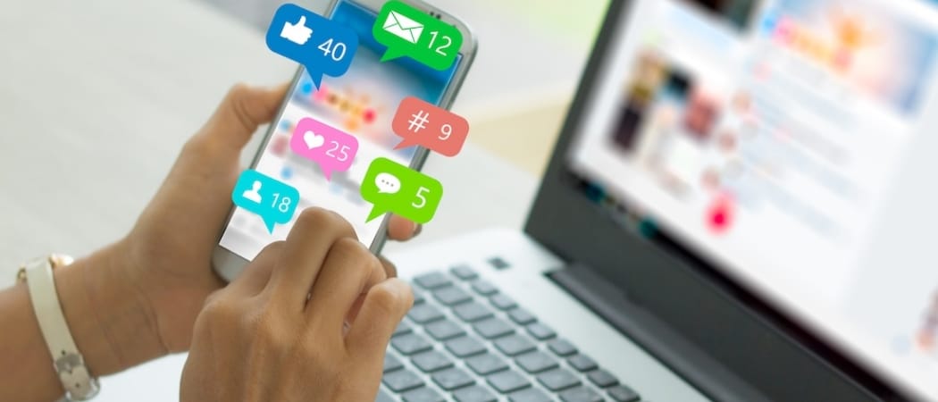 スマートフォンでSNSを操作し、通知アイコンが画面上に表示されている様子