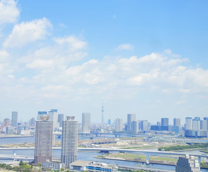 川沿いに高層ビルが立ち並ぶ東京の都市風景